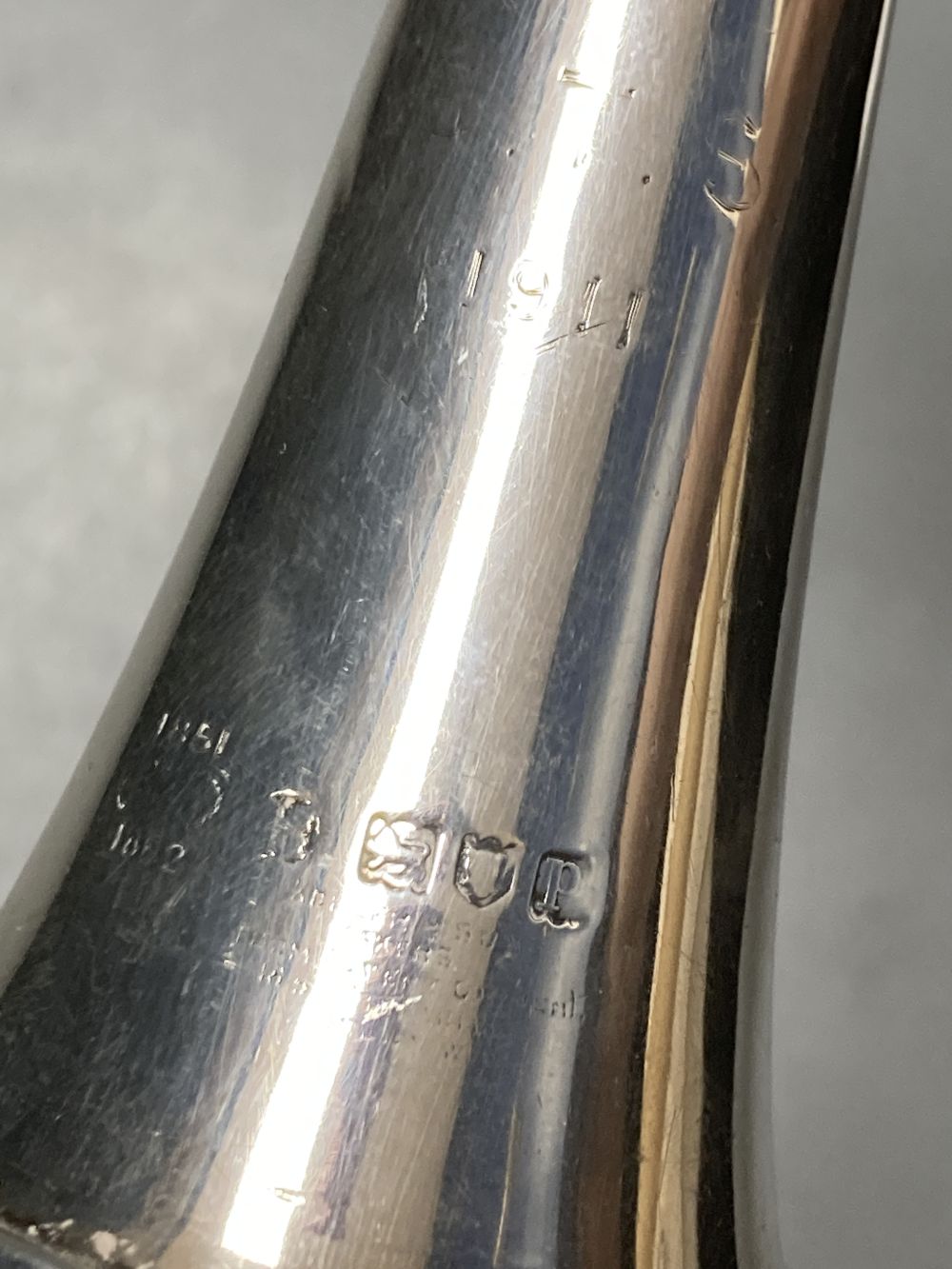 A George V silver hunting horn, by Kohler & Sons, London, 1910, 24cm, 97 grams, (a.f.).